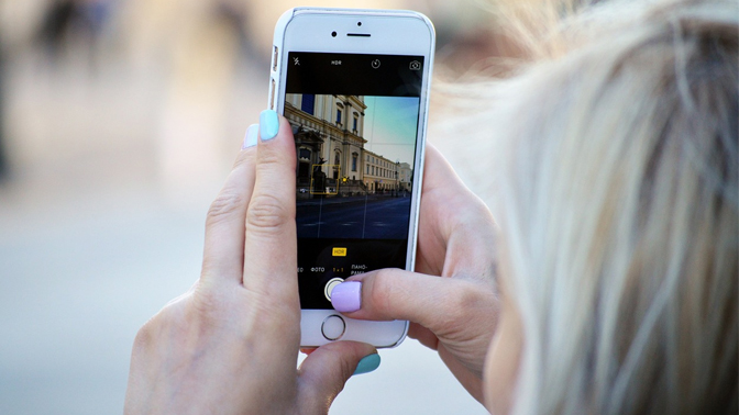Turista smartphone pixabay